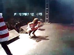 Изи шампанско получава creampie след pov виртуални дата