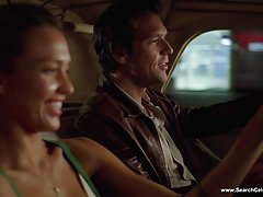 стар човек петел сукал в басейна от една червенокоса мъничък