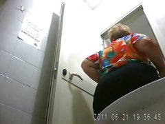 черна мацка облечен гореща розова удари и чука човек с каишка на