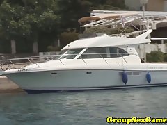 Busty зрели майка в бели бикини и чорапогащи