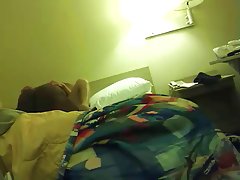 зрели уличница майка играе с нея путка на дивана