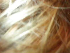 Чешката момиче платина блондинка се качват на улицата