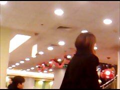 пълничък баби и младо момиче, ползващи се с вибратор