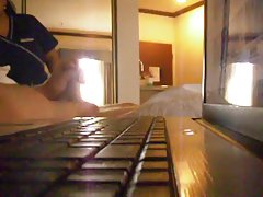 сладък брюнетка стои пее. красиви бели бикини и задника