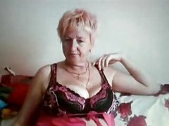 брюнетка с хубави цици показва тялото си пред всички