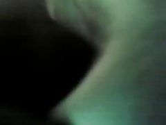 Английски момиче ходи по улиците, след което показва си космати путка