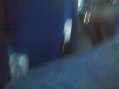 тя поставя голям аспержи в задника