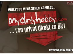 мама облизва путката на дъщеря си