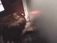 Блондинка бели мацки на коленете си с огромен черен кур в устата си