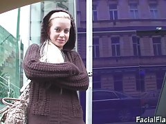 Teen момиче иска краставица и петел в задника.