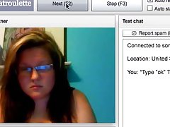 брюнетка с малки цици се прецака на дивана