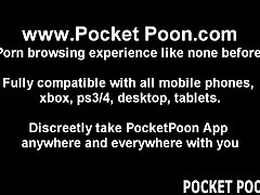 Тя е миене в мивка абсолютно голи