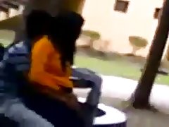 2 момичета споделят голям черен петел по време на смесените handjob