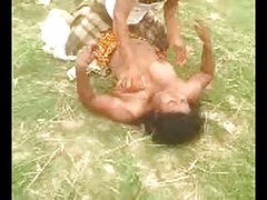 Космат Лейси играе с космати си котенце в кухнята