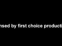 домакиня майка си играе с нея путка