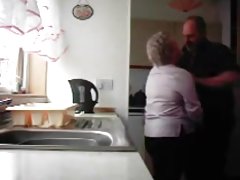 зрели курва с пробита цици се прецака от 3 шипове в смесените банда взрив