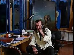 професионални млада блондинка се разпространява си розово котенце бюро