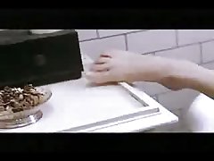 големи гърди баба играе с името си