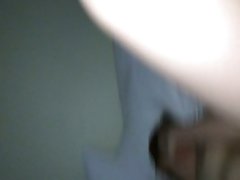 Beryl ближе си подмишниците и прецака с играчка.