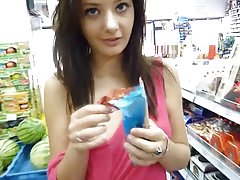 Горещи британски майка показва я големи цици и мастурбира