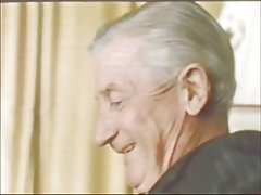 Биг мама обича да получите мокри на си дивана