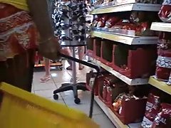 младо момиче и зрели дами в Палави тройка