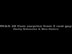 гарван стимулира клитора и мастурбира вагината