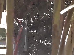 Меган promesita гали дребничка тялото си и малки пръсти