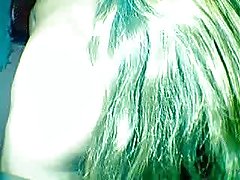 Екзотични момиче с големи гърди и хубаво задника пози на пода