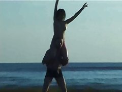 млада блондинка играе и Стискам циците докато показва путка