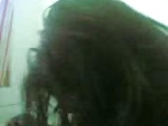 дребничка брюнетка дразни в един жартиери и чорапи