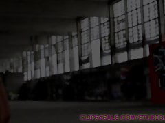 жена в бикини дяволите във всички дупки на улицата