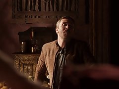 Палави Уличница кутре ближе приятелите задника и котенце от гърба