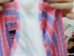 carlojones бляскава млада брюнетка чука в черни чорапи