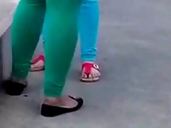 Млада брюнетка получава я путка облиза от задната част, след това чука