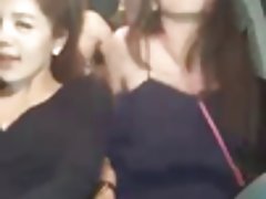 доста закръглена момиче показва я цици и путка