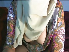 Гореща червенокоса бельо дразни в чисто чорапи