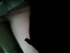 глупаво момиче, показващи Космат задник пляскане и празни saggy цици