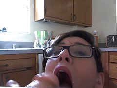 Жасмин черен получава закован от две момчета