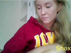 черно момиче получава бял човек свирка на коленете си в хола