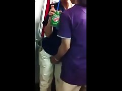 публични пикапи - брюнетка фотограф показва на разстояние от тялото си