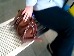 сладък малката сестра handjob свършват на чорапогащник изнудване пенис